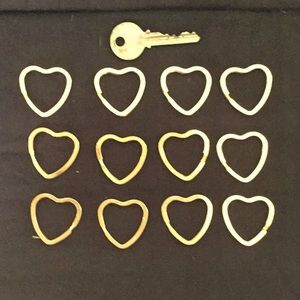 17 gold tone key chain attachments.